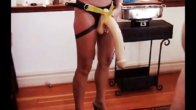 ยั่วยวน ผมบลอนด์ นายหญิง masturbates เธอ ห้าแต้ม แล้ว ให้ วีดีโอ หนัง เอก blowjob